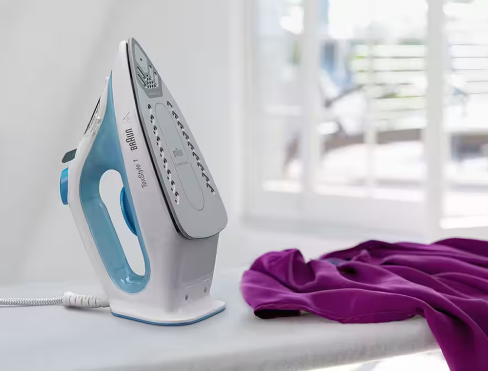Steam Iron SI1050BL with Non-Stick Ceramic Soleplate