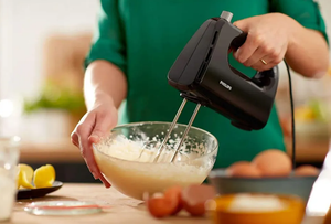 Hand Mixer HR3704 with 5 Speeds and Pulse