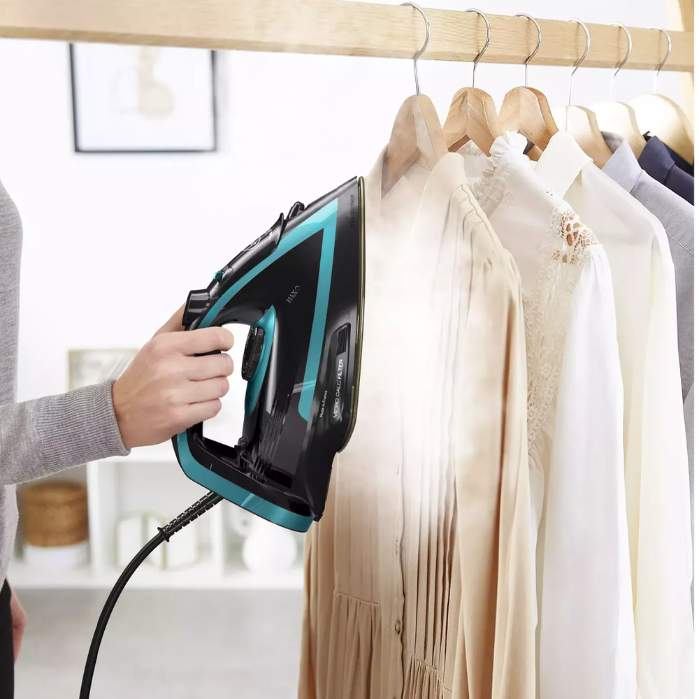 Puregliss Steam Iron FV8066 with Durilium Airglide Soleplate