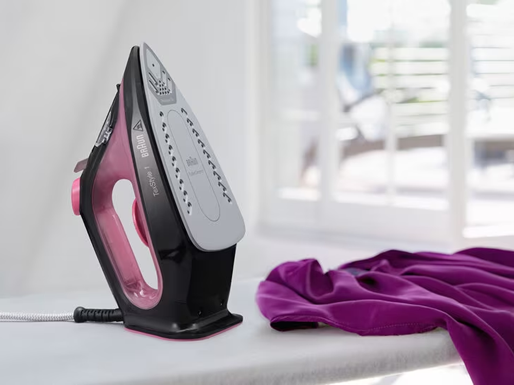 Steam Iron SI1070PU with Non-Stick Ceramic Soleplate